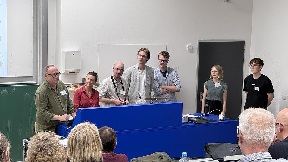 Das Forschungsteam rund um Professorin Ina Schildbach (Zweite von links) will Armut sichtbarer machen.
