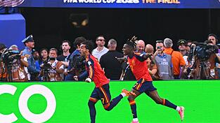 Torres erzielt das ersehnte Tor zum 1:0. Torres erzielt das ersehnte Tor zum 1:0.