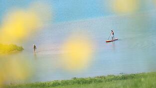 Ein SUP-Fahrer ist auf dem Forggensee unterwegs. (Archivbild) Ein SUP-Fahrer ist auf dem Forggensee unterwegs. (Archivbild)
