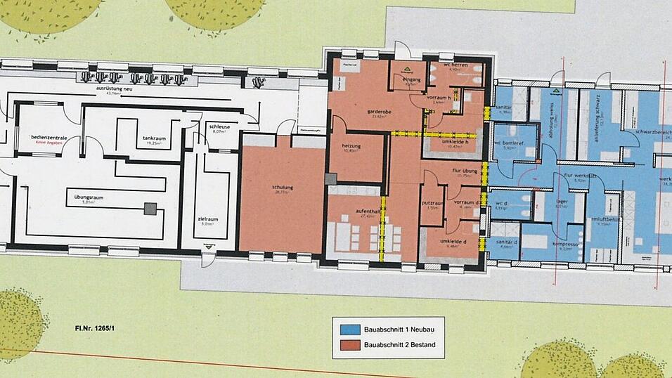 Das überplante Atemschutzzentrum in Neustadt: rechts der Neubau (blau), in der Mitte das zu sanierende Bestandsgebäude (rot-braun) und links die Übungsanlage (weiß), in die nicht eingegriffen wird. Das überplante Atemschutzzentrum in Neustadt: rechts der Neubau (blau), in der Mitte das zu sanierende Bestandsgebäude (rot-braun) und links die Übungsanlage (weiß), in die nicht eingegriffen wird.