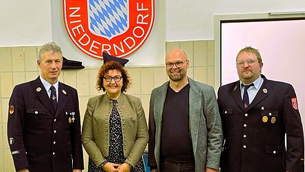 Vorstand Andreas Penzkofer (l.) und Kommandant Josef Penzkofer (r.) konnten zur Einweihung des Ger&auml;tehausanbaus B&uuml;rgermeisterin Angelika Leitermann und Stadtpfarrer Thomas Winderl begr&uuml;&szlig;en.