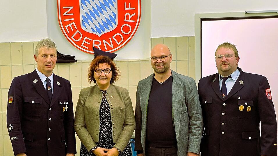 Vorstand Andreas Penzkofer (l.) und Kommandant Josef Penzkofer (r.) konnten zur Einweihung des Gerätehausanbaus Bürgermeisterin Angelika Leitermann und Stadtpfarrer Thomas Winderl begrüßen. Vorstand Andreas Penzkofer (l.) und Kommandant Josef Penzkofer (r.) konnten zur Einweihung des Gerätehausanbaus Bürgermeisterin Angelika Leitermann und Stadtpfarrer Thomas Winderl begrüßen.