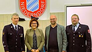 Vorstand Andreas Penzkofer (l.) und Kommandant Josef Penzkofer (r.) konnten zur Einweihung des Gerätehausanbaus Bürgermeisterin Angelika Leitermann und Stadtpfarrer Thomas Winderl begrüßen.