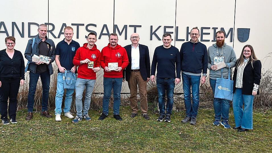 Landrat Neumeyer (5. v. r.) sowie Michaela Kilic (links) und Katharina Spreider (rrechts) übergaben die verlosten Preise an die fleißigen Müllsammler. Landrat Neumeyer (5. v. r.) sowie Michaela Kilic (links) und Katharina Spreider (rrechts) übergaben die verlosten Preise an die fleißigen Müllsammler.