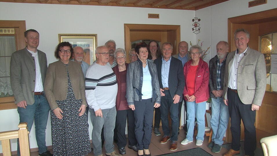 Die Vorstandschaft mit Beisitzern und Ehreng&auml;sten und dem B&uuml;rgermeister Johannes Vogl und Angelika Leitermann