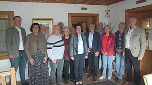 Die Vorstandschaft mit Beisitzern und Ehreng&auml;sten und dem B&uuml;rgermeister Johannes Vogl und Angelika Leitermann