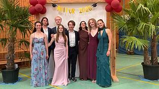 Miriam Lintner (von links), Jonas Sommer, Ole Leicht, Franziska Staude, David Eck, Anne Waluschyk, Amelie Schmitt und Hanna Mehlhaff erreichten die Abitur-Note 1,0.
