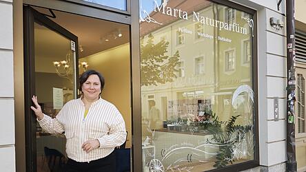 Maria Müller vor ihrem neuen Laden Marta Naturparfüm beim Vier-Eimer-Platz. Maria Müller vor ihrem neuen Laden Marta Naturparfüm beim Vier-Eimer-Platz.