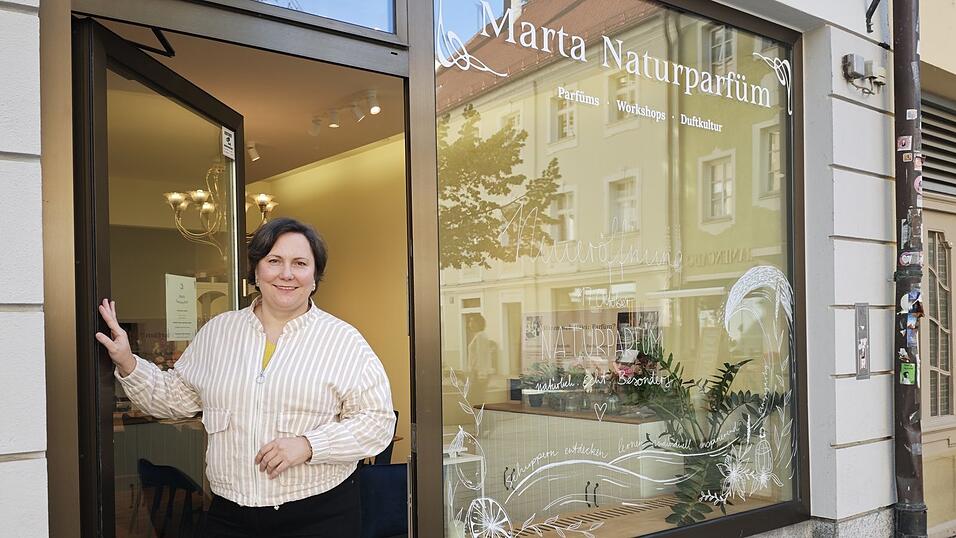 Maria M&uuml;ller vor ihrem neuen Laden Marta Naturparf&uuml;m beim Vier-Eimer-Platz.