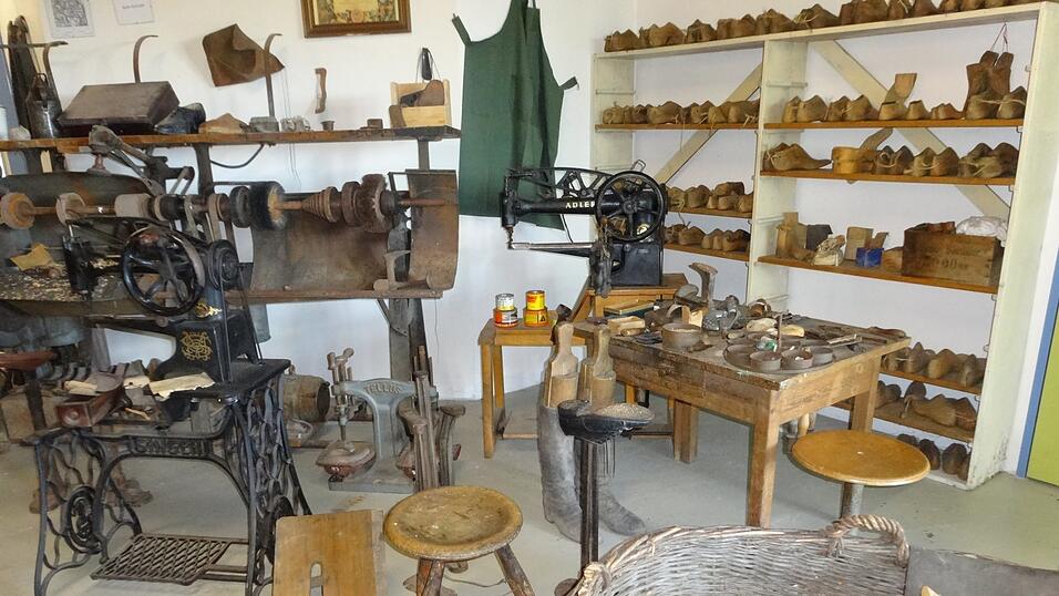 Einblick in das Handwerk vermittelt auch eine komplette Schusterwerkstatt mit allen Maschinen und hunderten von Schuhleisten. Einblick in das Handwerk vermittelt auch eine komplette Schusterwerkstatt mit allen Maschinen und hunderten von Schuhleisten.