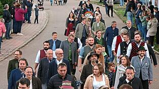 Der Jubelverein in Aktion (Bild links): Rainer Klier dirigierte die Holledauer Hopfareißer beim Platzkonzert zum Start des Hopfenfestes. Außerdem Eindrücke vom Ausmarsch zur Hopfenhalle, wo die Eröffnung des Hopfenfestes gefeiert wurde. Der Jubelverein in Aktion (Bild links): Rainer Klier dirigierte die Holledauer Hopfareißer beim Platzkonzert zum Start des Hopfenfestes. Außerdem Eindrücke vom Ausmarsch zur Hopfenhalle, wo die Eröffnung des Hopfenfestes gefeiert wurde.