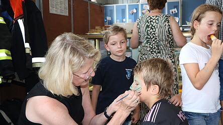 Martha Saurer beim Kinderschminken.