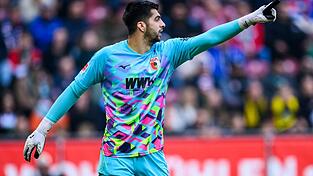 Steht im Pokal im Augsburger Tor: Ersatzkeeper Nediljko Labrovic. Steht im Pokal im Augsburger Tor: Ersatzkeeper Nediljko Labrovic.