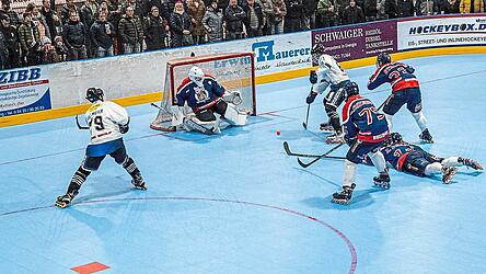 Perfekt gespielt: Nur noch einschieben muss nach einer präzisen Vorlage von Kapitän Fabian Hillmeier (l.) Maximilian Sauermilch zum zwischenzeitlichen 5:2 für Atting. Am Ende gewinnen die Gastgeber das erste Finale gegen Bockum mit 10:7 und gehen damit mit einem Drei-Tore-Vorsprung ins Rückspiel nächste Woche.