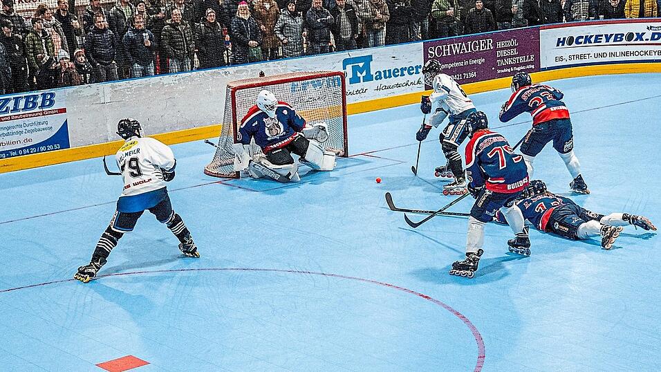 Perfekt gespielt: Nur noch einschieben muss nach einer präzisen Vorlage von Kapitän Fabian Hillmeier (l.) Maximilian Sauermilch zum zwischenzeitlichen 5:2 für Atting. Am Ende gewinnen die Gastgeber das erste Finale gegen Bockum mit 10:7 und gehen damit mit einem Drei-Tore-Vorsprung ins Rückspiel nächste Woche.