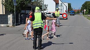 Normalerweise sind immer zwei Schulwegdienste gemeinsam im Einsatz, um an den viel befahrenen Stra&szlig;en abzusichern.