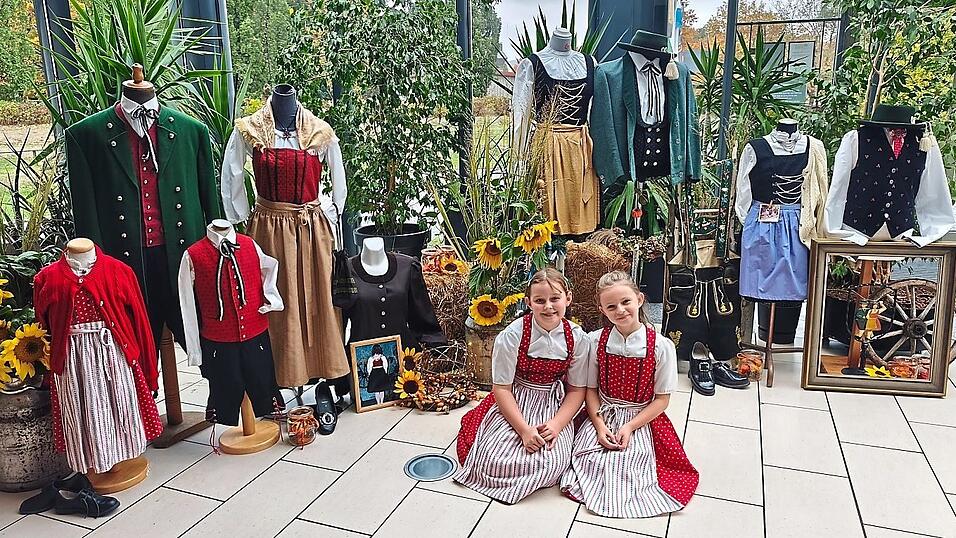 Im Foyer gibt&rsquo;s Trachten zu sehen.