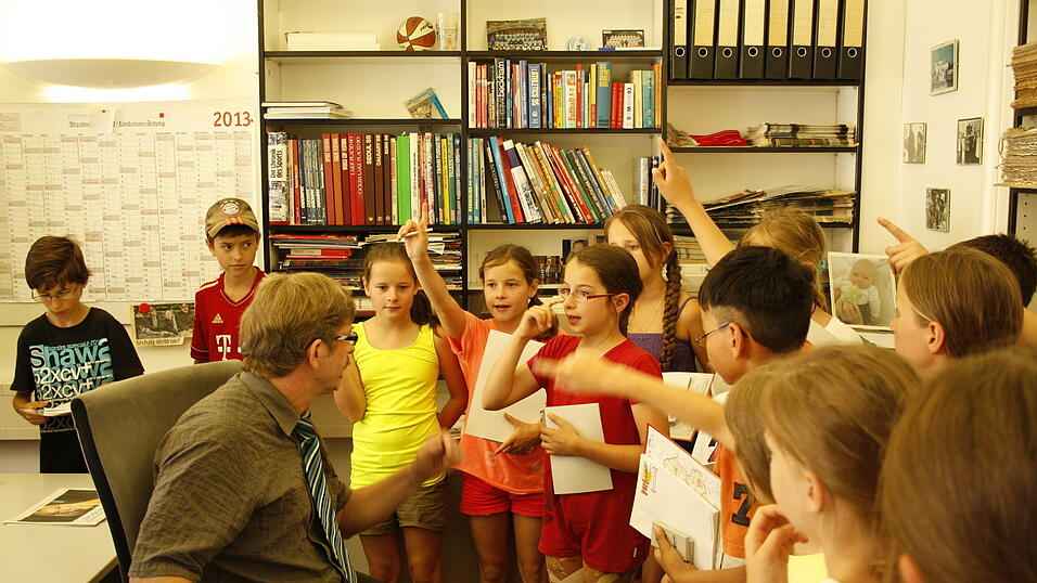Die 4a und 4b der Grundschule Alburg besuchte am Donnerstag, 11. Juli, zusammen mit ihren Lehrerinnen Frau Scheer und Frau Schill das Verlagshaus des Straubinger Tagblatts. (Foto: Gabauer) Die 4a und 4b der Grundschule Alburg besuchte am Donnerstag, 11. Juli, zusammen mit ihren Lehrerinnen Frau Scheer und Frau Schill das Verlagshaus des Straubinger Tagblatts. (Foto: Gabauer)