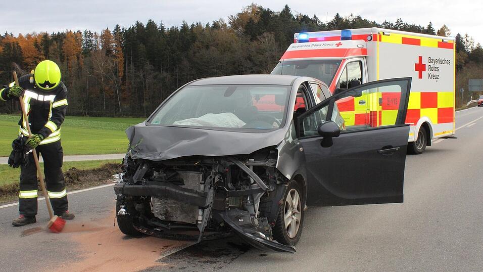 Bei einem schwarzen Opel entstand ein 'massiver Frontschaden', teilte die PI Eggenfelden mit.