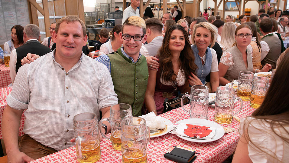 Die Partybilder vom Dienstag, 12. August, aus dem Festzelt Greindl. Die Partybilder vom Dienstag, 12. August, aus dem Festzelt Greindl.