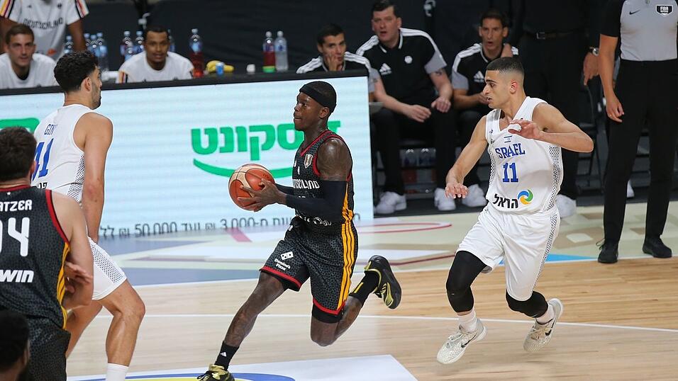 Kapitän Dennis Schröder zieht zum Korb. Kapitän Dennis Schröder zieht zum Korb.
