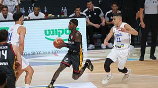 Kapitän Dennis Schröder zieht zum Korb. Kapitän Dennis Schröder zieht zum Korb.
