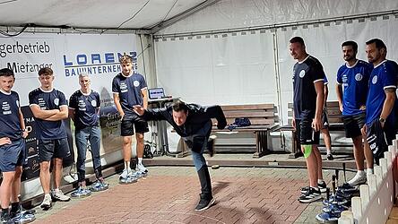 Weltrekordversuch im Dauereisstockschie&szlig;en in Altrandsberg: Landrat Christian Schindler gibt den Wettkampf mit dem ersten Schuss frei.