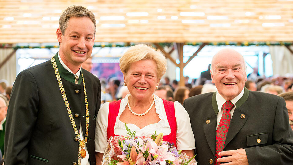 Alle Infos und Bilder gibt es hier.Foto: Mathias AdamImpressionen von der Volksfest-Eröffnung im Nothaft-Festzelt. Alle Infos und Bilder gibt es hier.Foto: Mathias AdamImpressionen von der Volksfest-Eröffnung im Nothaft-Festzelt.