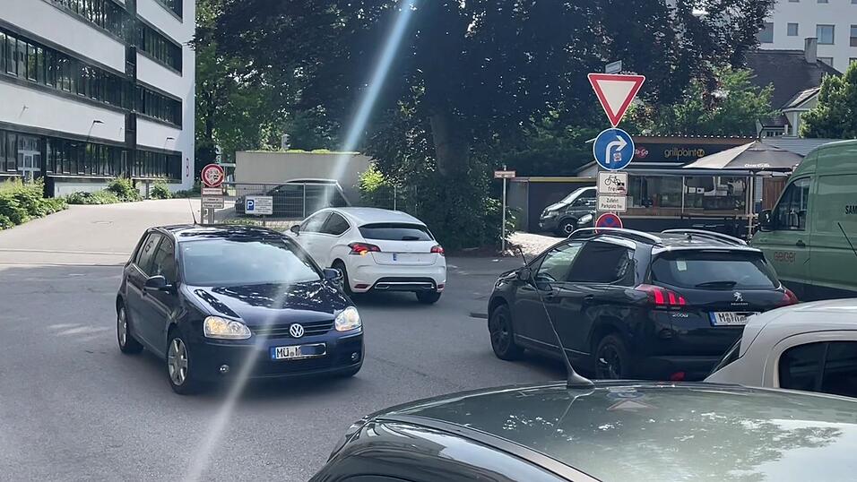 So wie der Fahrer des weißen Autos machen es viele in dieser Stelle. Links in die Fahrradstraße abbiegen ist hier eigentlich verboten. So wie der Fahrer des weißen Autos machen es viele in dieser Stelle. Links in die Fahrradstraße abbiegen ist hier eigentlich verboten.