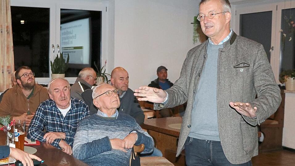 Bürgermeister Markus Ackermann heißt zur Aufklärungsversammlung willkommen und freut sich über den guten Besuch.