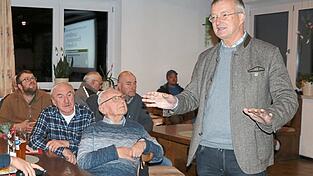 Bürgermeister Markus Ackermann heißt zur Aufklärungsversammlung willkommen und freut sich über den guten Besuch.