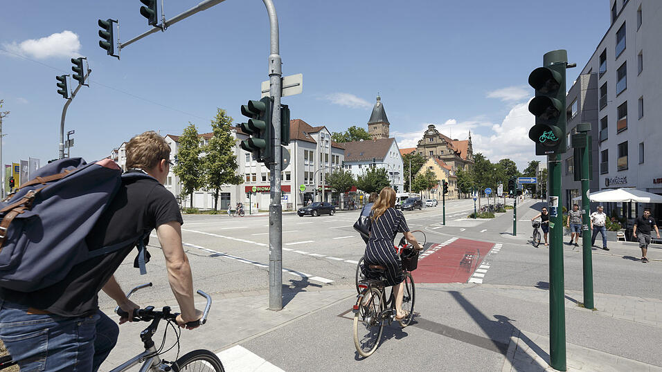Einige Maßnahmen für einen sicheren Radverkehr hat die Stadt bereits umgesetzt, wie hier die rote Markierung auf der Straße. Einige Maßnahmen für einen sicheren Radverkehr hat die Stadt bereits umgesetzt, wie hier die rote Markierung auf der Straße.