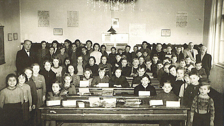 Alle Kinder mit den Lehrern Fiedor, Ebert und Bottke (von links) im Jahr 1954/1955. Alle Kinder mit den Lehrern Fiedor, Ebert und Bottke (von links) im Jahr 1954/1955.