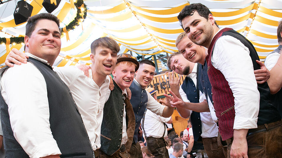 Die Partybilder vom Freitag, 15. August, aus dem Festzelt Nothaft. Die Partybilder vom Freitag, 15. August, aus dem Festzelt Nothaft.