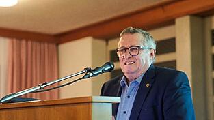 Die Bürger bedachten Bürgermeister Günter Schuster bei seinen letzten Bürgerversammlungen mit wertschätzendem Applaus. Die Bürger bedachten Bürgermeister Günter Schuster bei seinen letzten Bürgerversammlungen mit wertschätzendem Applaus.