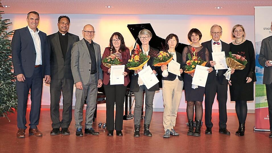 Büchereileiter Sotzny und Mitarbeiterinnen feiern mit Gästen aus dem kirchlichen und kommunalen Bereich das 50-jährige Bestehen der Bücherei. Büchereileiter Sotzny und Mitarbeiterinnen feiern mit Gästen aus dem kirchlichen und kommunalen Bereich das 50-jährige Bestehen der Bücherei.