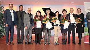 Büchereileiter Sotzny und Mitarbeiterinnen feiern mit Gästen aus dem kirchlichen und kommunalen Bereich das 50-jährige Bestehen der Bücherei.