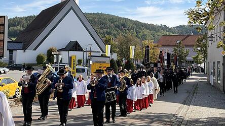 Der Zug zum Pfarrheim