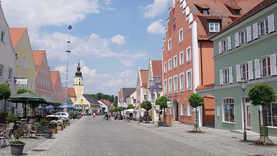 Der ensemblegesch&uuml;tzte Wittelsbacher Marktplatz in Langquaid (Kreis Kelheim). Seit &uuml;ber 15 Jahren setzt die Marktgemeinde die gezielt auf ihren Ortskern. Jetzt ist das Ortszentrum fast komplett durchsaniert.
