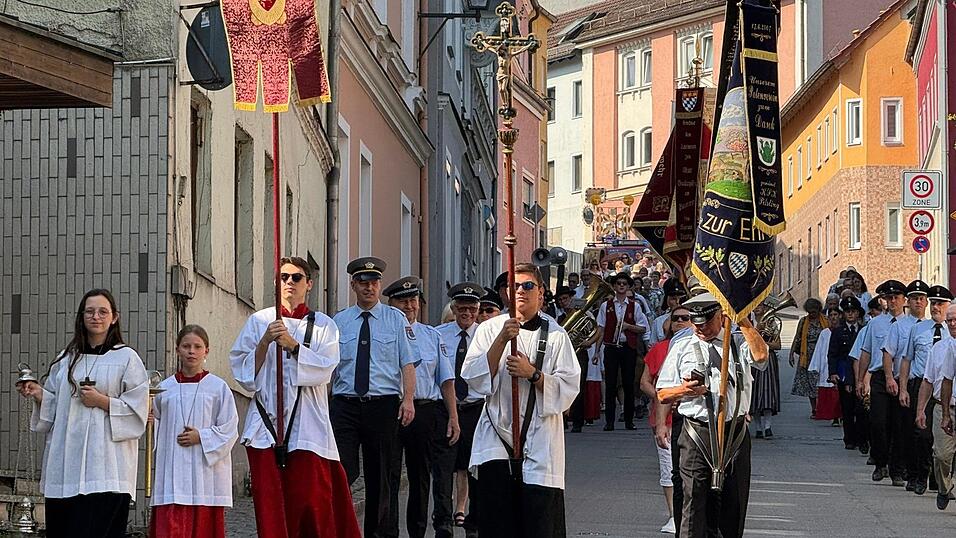Die Gl&auml;ubigen bei der Friedenswallfahrt zur Steinfelskirche