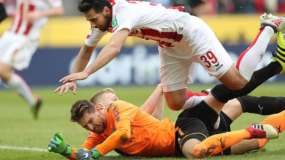 VfB-Keeper Ron-Robert Zieler im Duell mit Kölns Stürmer Claudio Pizarro. VfB-Keeper Ron-Robert Zieler im Duell mit Kölns Stürmer Claudio Pizarro.