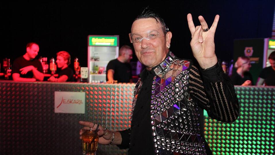 Mit Musik, Getränken und guter Gesellschaft war es ein Mal mehr ein unvergesslicher Eskara-Abend. Mit Musik, Getränken und guter Gesellschaft war es ein Mal mehr ein unvergesslicher Eskara-Abend.