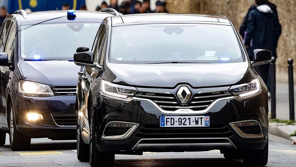 Unter großem Medienrummel und Polizeischutz verließ Sarkozy das Gefängnis La Santé in Paris Unter großem Medienrummel und Polizeischutz verließ Sarkozy das Gefängnis La Santé in Paris