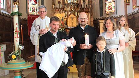 Pfarrer Wutz, Pate Julian Amberger mit T&auml;ufling Sophia, die Eltern Stefan und Daniela Breu, Bruder Maximilian und Ministrantin Franziska (v.l.)
