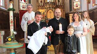 Pfarrer Wutz, Pate Julian Amberger mit Täufling Sophia, die Eltern Stefan und Daniela Breu, Bruder Maximilian und Ministrantin Franziska (v.l.) Pfarrer Wutz, Pate Julian Amberger mit Täufling Sophia, die Eltern Stefan und Daniela Breu, Bruder Maximilian und Ministrantin Franziska (v.l.)