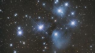 Die Plejaden &uuml;ber dem Bayerischen Wald. Ein offener Sternenhaufen, den man auch mit blo&szlig;em Auge sehen kann. Vorausgesetzt, es ist dunkel genug.