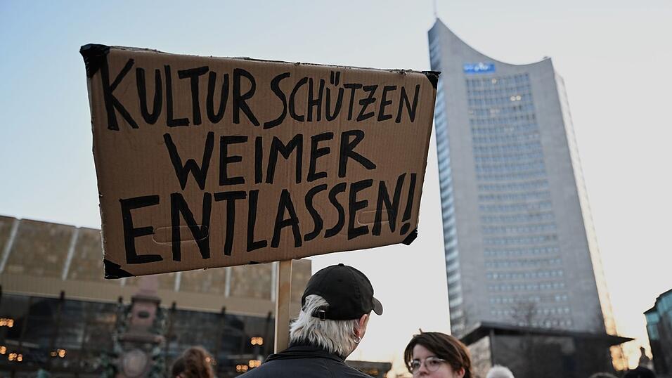 Einige Hundert Menschen gingen diese Woche in Leipzig gegen Wolfram Weimer auf die Stra&szlig;e. (Archivbild)