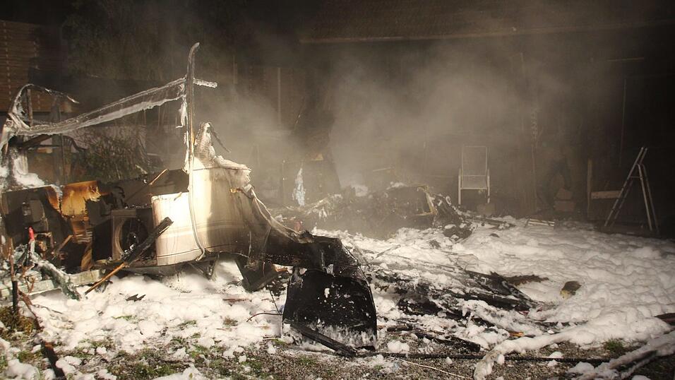 Von dem alten Wohnwagen in Bernhardswald (Kreis Regensburg) blieb nach dem Brand nicht mehr viel &uuml;brig.
