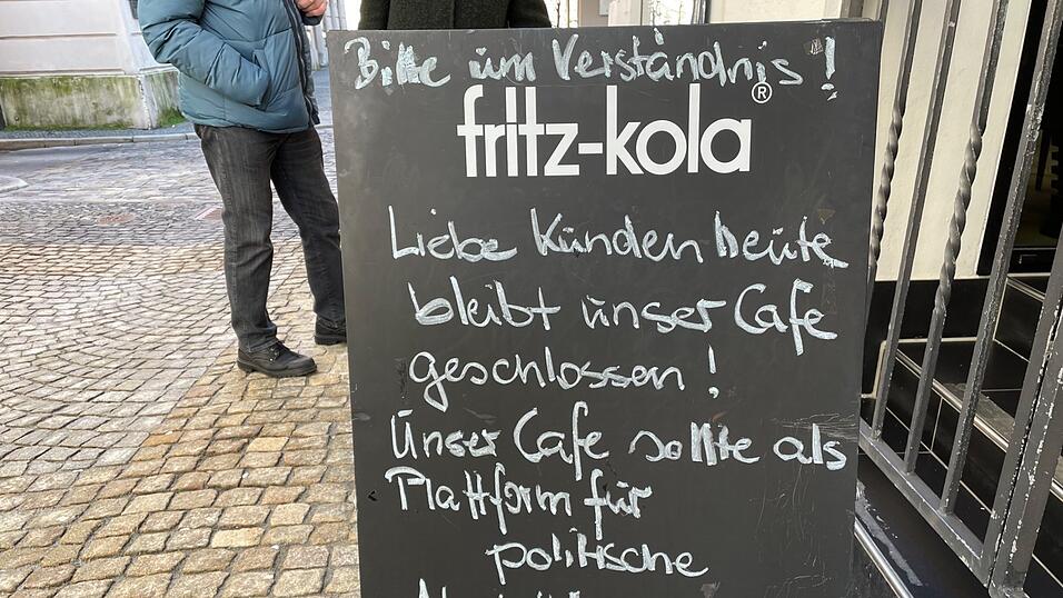 Das Café Greindl in Passau hat heute wegen des angekündigten Besuchs von Martín Sellner geschlossen. Im Schaufenster und auf Tafeln wird der Hintergrund erklärt und um Verständnis gebeten. Das Café Greindl in Passau hat heute wegen des angekündigten Besuchs von Martín Sellner geschlossen. Im Schaufenster und auf Tafeln wird der Hintergrund erklärt und um Verständnis gebeten.