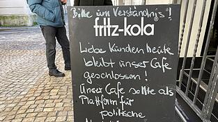 Das Café Greindl in Passau hat heute wegen des angekündigten Besuchs von Martín Sellner geschlossen. Im Schaufenster und auf Tafeln wird der Hintergrund erklärt und um Verständnis gebeten. Das Café Greindl in Passau hat heute wegen des angekündigten Besuchs von Martín Sellner geschlossen. Im Schaufenster und auf Tafeln wird der Hintergrund erklärt und um Verständnis gebeten.